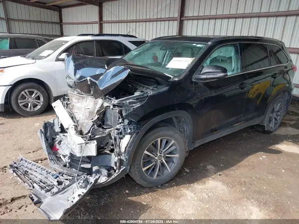 5TDJZRFH9KS588802 2019 TOYOTA HIGHLANDER - Image 2