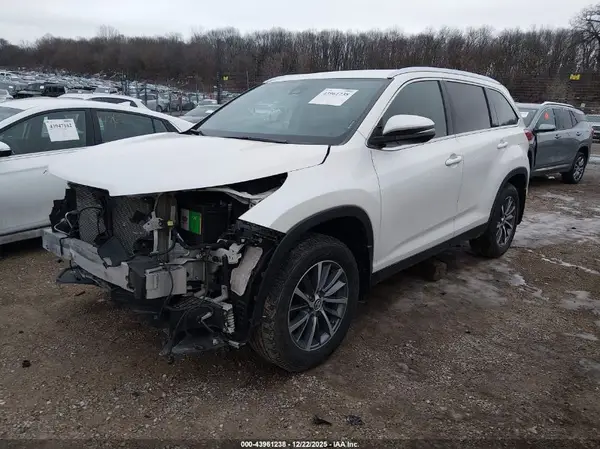 5TDJZRFH9KS591389 2019 TOYOTA HIGHLANDER - Image 2