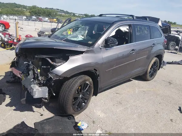 5TDJZRFH9KS607073 2019 TOYOTA HIGHLANDER - Image 2