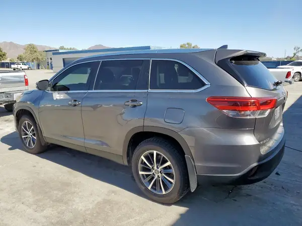 5TDJZRFH9KS607123 2019 TOYOTA HIGHLANDER - Image 2