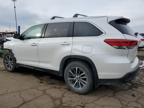5TDJZRFH9KS615478 2019 TOYOTA HIGHLANDER - Image 2