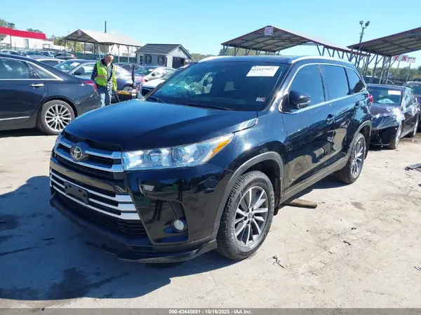 5TDJZRFH9KS622298 2019 TOYOTA HIGHLANDER - Image 2