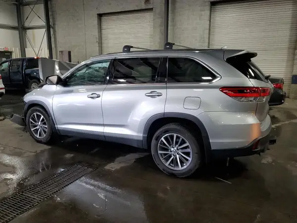 5TDJZRFH9KS715886 2019 TOYOTA HIGHLANDER - Image 2