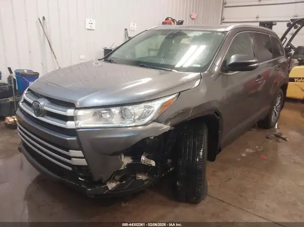5TDJZRFH9KS931947 2019 TOYOTA HIGHLANDER - Image 2