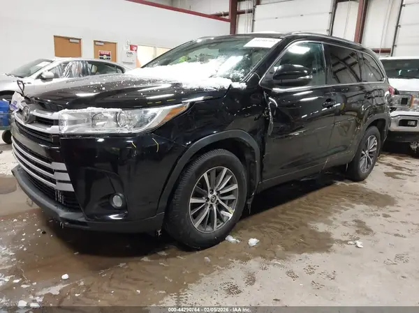 5TDJZRFH9KS952281 2019 TOYOTA HIGHLANDER - Image 2