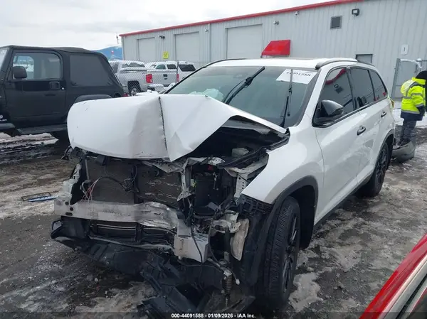 5TDJZRFH9KS974149 2019 TOYOTA HIGHLANDER - Image 2
