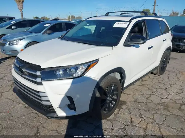 5TDJZRFH9KS978427 2019 TOYOTA HIGHLANDER - Image 2