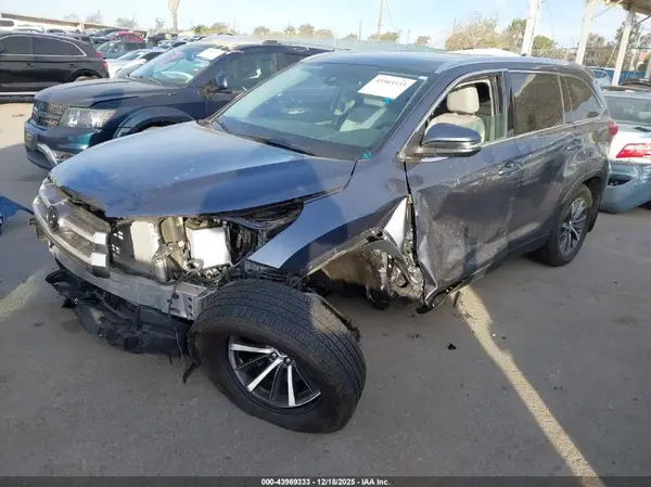 5TDJZRFH9KS998774 2019 TOYOTA HIGHLANDER - Image 2