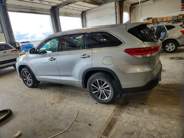 5TDJZRFHXHS357173 2017 TOYOTA HIGHLANDER - Image 2