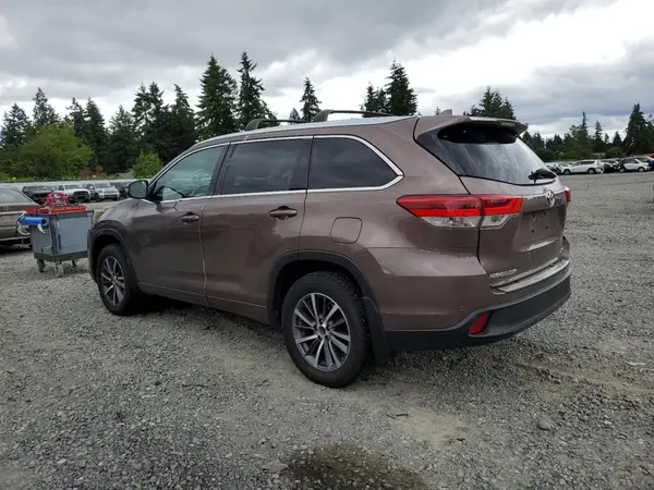 5TDJZRFHXHS359117 2017 TOYOTA HIGHLANDER - Image 2