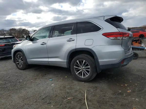 5TDJZRFHXHS367864 2017 TOYOTA HIGHLANDER - Image 2
