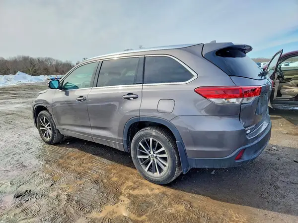 5TDJZRFHXHS372028 2017 TOYOTA HIGHLANDER - Image 2
