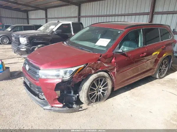 5TDJZRFHXHS380047 2017 TOYOTA HIGHLANDER - Image 2