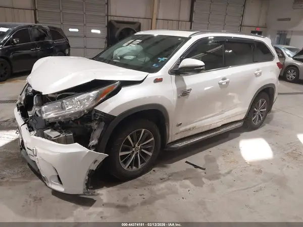 5TDJZRFHXHS381389 2017 TOYOTA HIGHLANDER - Image 2