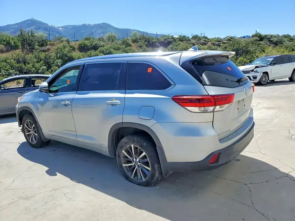 5TDJZRFHXHS401026 2017 TOYOTA HIGHLANDER - Image 2