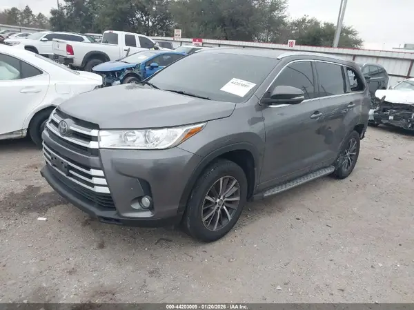 5TDJZRFHXHS422071 2017 TOYOTA HIGHLANDER - Image 2