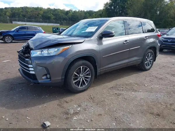 5TDJZRFHXHS436018 2017 TOYOTA HIGHLANDER - Image 2
