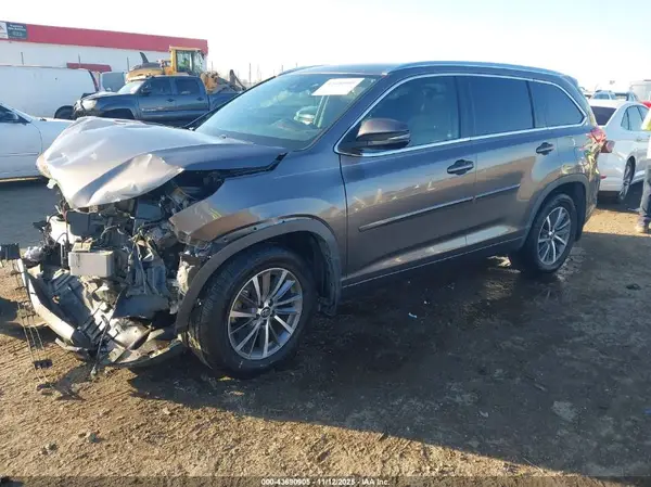 5TDJZRFHXHS459038 2017 TOYOTA HIGHLANDER - Image 2