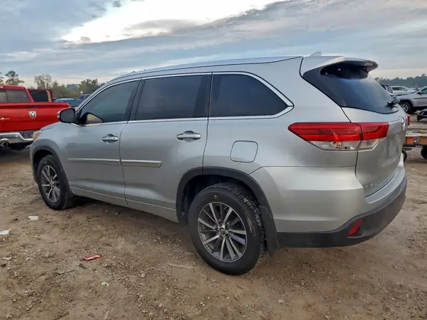 5TDJZRFHXHS462604 2017 TOYOTA HIGHLANDER - Image 2