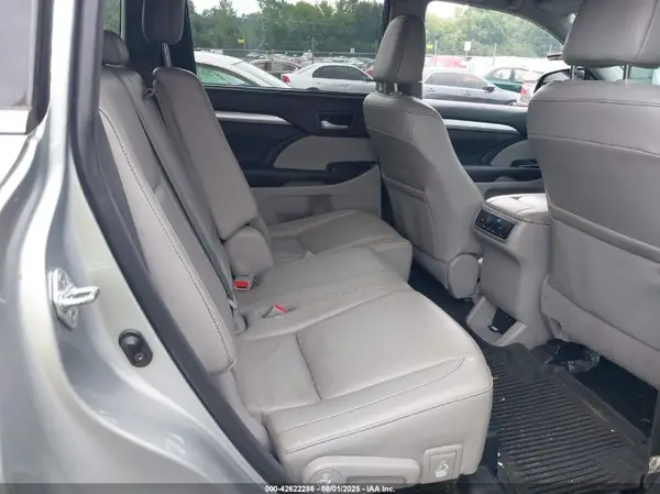 5TDJZRFHXHS470606 2017 TOYOTA HIGHLANDER - Image 8