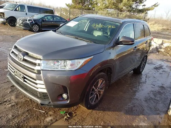 5TDJZRFHXHS472825 2017 TOYOTA HIGHLANDER - Image 2