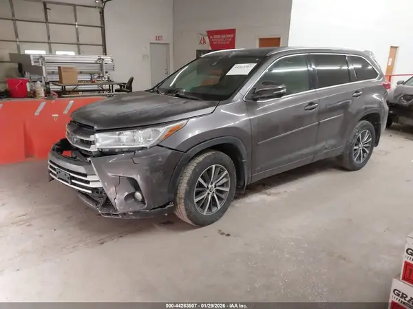 5TDJZRFHXHS518055 2017 TOYOTA HIGHLANDER - Image 2
