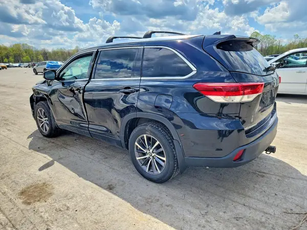 5TDJZRFHXHS521893 2017 TOYOTA HIGHLANDER - Image 2