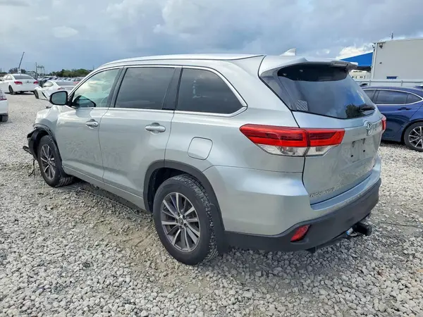 5TDJZRFHXHS522686 2017 TOYOTA HIGHLANDER - Image 2
