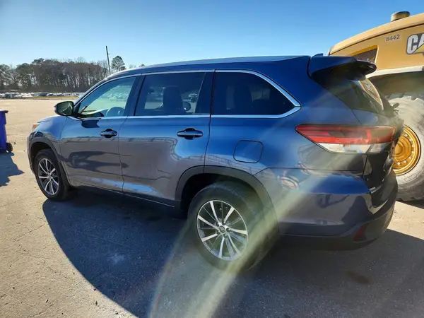 5TDJZRFHXJS490442 2018 TOYOTA HIGHLANDER - Image 2