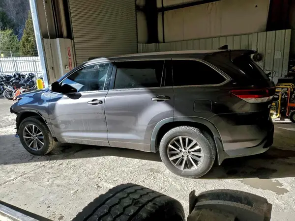 5TDJZRFHXJS525688 2018 TOYOTA HIGHLANDER - Image 2