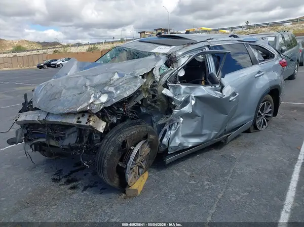 5TDJZRFHXJS526288 2018 TOYOTA HIGHLANDER - Image 2