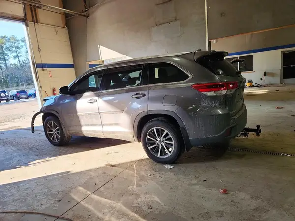 5TDJZRFHXJS527117 2018 TOYOTA HIGHLANDER - Image 2