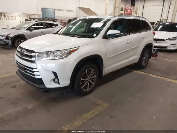 5TDJZRFHXJS531426 2018 TOYOTA HIGHLANDER - Image 2