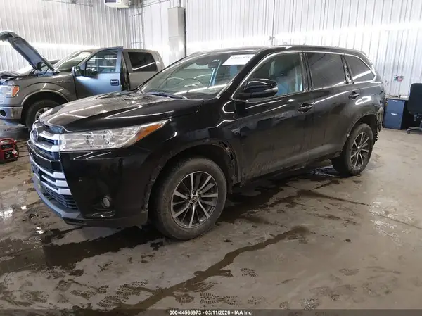 5TDJZRFHXJS532527 2018 TOYOTA HIGHLANDER - Image 2