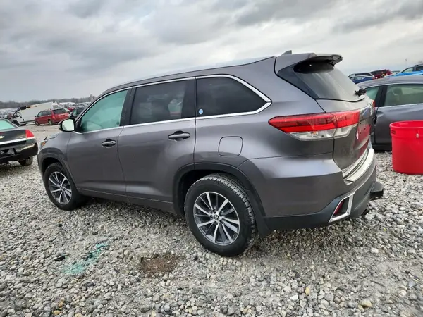5TDJZRFHXJS534357 2018 TOYOTA HIGHLANDER - Image 2