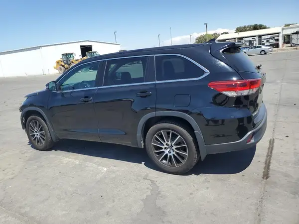 5TDJZRFHXJS536495 2018 TOYOTA HIGHLANDER - Image 2
