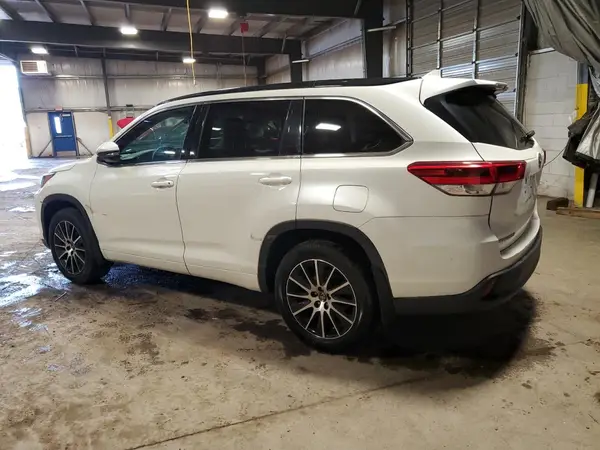 5TDJZRFHXJS542815 2018 TOYOTA HIGHLANDER - Image 2