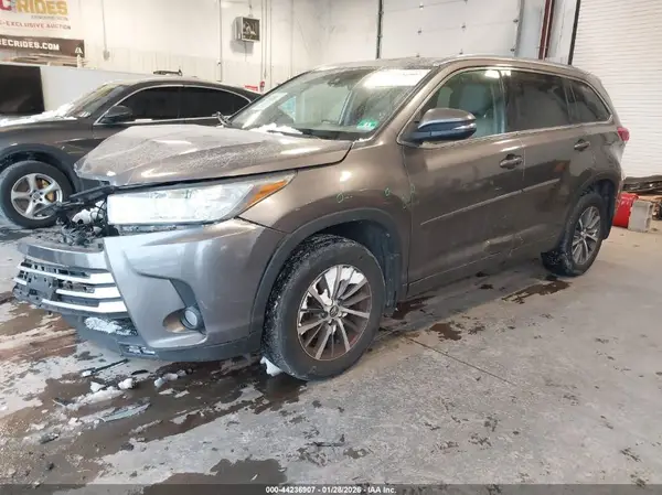 5TDJZRFHXJS543558 2018 TOYOTA HIGHLANDER - Image 2