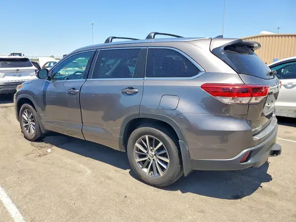 5TDJZRFHXJS556651 2018 TOYOTA HIGHLANDER - Image 2