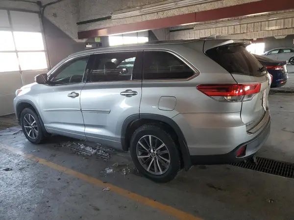 5TDJZRFHXJS557458 2018 TOYOTA HIGHLANDER - Image 2