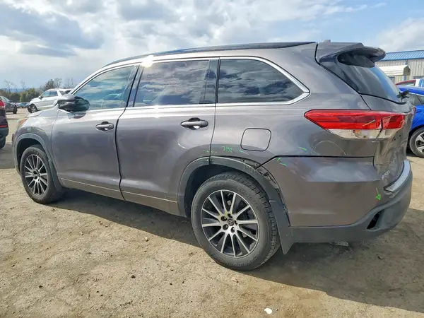 5TDJZRFHXJS559095 2018 TOYOTA HIGHLANDER - Image 2