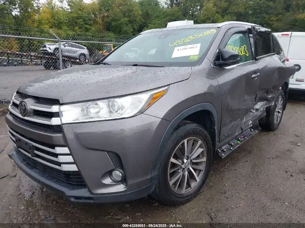 5TDJZRFHXJS562496 2018 TOYOTA HIGHLANDER - Image 2