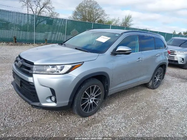 5TDJZRFHXJS800427 2018 TOYOTA HIGHLANDER - Image 2