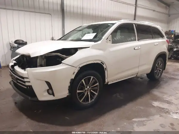 5TDJZRFHXJS801030 2018 TOYOTA HIGHLANDER - Image 2