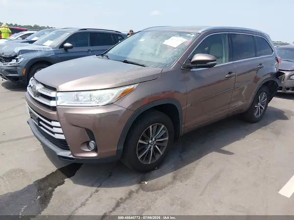 5TDJZRFHXJS801352 2018 TOYOTA HIGHLANDER - Image 2