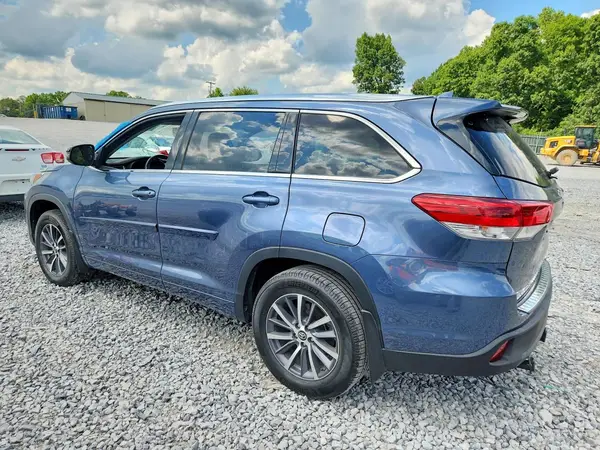 5TDJZRFHXJS802565 2018 TOYOTA HIGHLANDER - Image 2