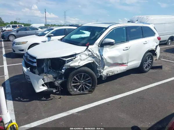 5TDJZRFHXJS808978 2018 TOYOTA HIGHLANDER - Image 2