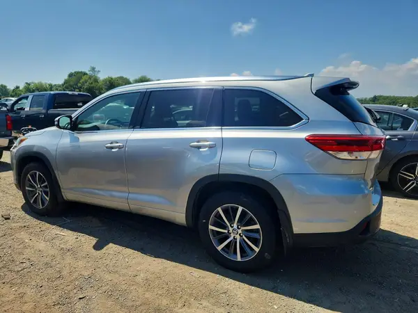 5TDJZRFHXJS811038 2018 TOYOTA HIGHLANDER - Image 2