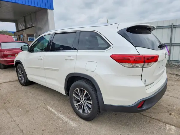 5TDJZRFHXJS816028 2018 TOYOTA HIGHLANDER - Image 2