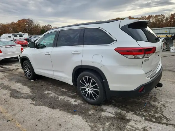 5TDJZRFHXJS820029 2018 TOYOTA HIGHLANDER - Image 2